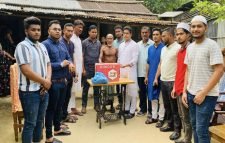 কামরুল ও শাহিনের পরিবারকে সেলাই মেশিন হস্তান্তর”