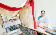 কলাগাছের তন্তু থেকে শাড়ী বানিয়ে আলোচনায় রাধাবতী দেবী