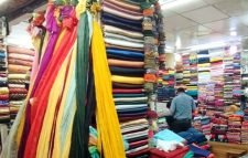 ক্রেতাশূন্য থান কাপড়ের দোকান, দোকানিদের কপালে চিন্তার ভাঁজ