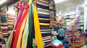 ক্রেতাশূন্য থান কাপড়ের দোকান, দোকানিদের কপালে চিন্তার ভাঁজ