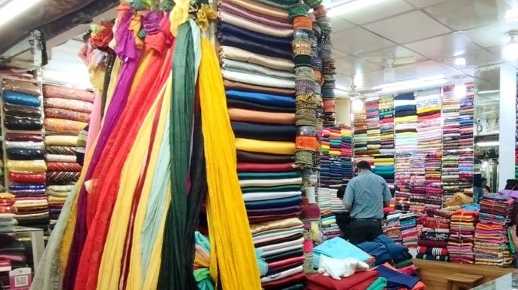 ক্রেতাশূন্য থান কাপড়ের দোকান, দোকানিদের কপালে চিন্তার ভাঁজ
