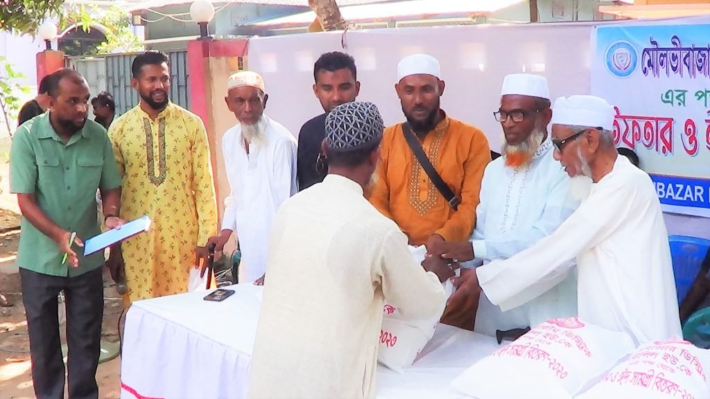 ডিস্ট্রিক কাউন্সিল ইউকে’র উদ্যোগে ৩ শতাধিক অসহায়দের ইফতার ও ঈদ সামগ্রী বিতরণ