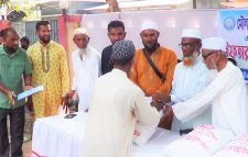 ডিস্ট্রিক কাউন্সিল ইউকে’র উদ্যোগে ৩ শতাধিক অসহায়দের ইফতার ও ঈদ সামগ্রী বিতরণ