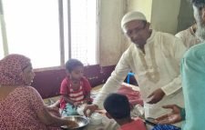 ঈদের দিন রোগীদের মাঝে খাবার বিতরণ করেছে মোঃ মাসুদ ফাউন্ডেশন