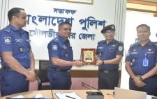 জেলা পুলিশের মাসিক অপরাধ সভা অনুষ্ঠিত শ্রেষ্ঠ থানা ও অফিসারদের পুরস্কার প্রদান