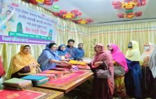 প্রধানমন্ত্রীর পক্ষে সৈয়দা রাজিয়া মোস্তফা’র ঈদ উপহার বিতরণ।