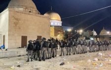 মসজিদে নামাজরত অবস্থায় ইসরাইলের পুলিশের হামলা