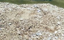 জুড়ীতে মাটি মিশ্রিত পাথর দিয়ে নদী তীর রক্ষায় ব্যবহারের ব্লক তৈরি করা হচ্ছে।