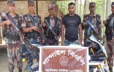 বড়লেখায় ভারতীয় মোটরসাইকেলসহ চোরাকারবারী আটক