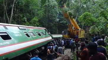 শ্রীমঙ্গলে লাউয়াছড়ায় উল্টে যাওয়া ট্রেন চলছে উদ্ধারে কাজ: কালনী এক্সপ্রেস ট্রেনের যাত্রা বাতিল