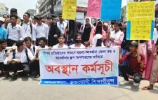 শ্রীমঙ্গলে রাস্তার পাশে ময়লার ভাগাড় অপসারণের দাবিতে শিক্ষার্থীরা অবস্থান কর্মসূচী পালন