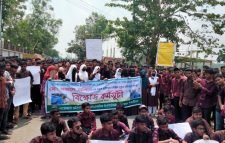 সড়ক দুর্ঘটনায় শিক্ষার্থীর মৃত্যু, ৫ দাবিতে সহপাঠীদের সড়ক অবরোধ
