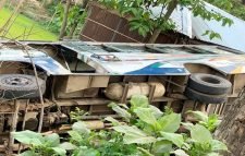 জুড়ী উপজেলায় বাস নিয়ন্ত্রণ হারিয়ে খাদে, আহত ৪০