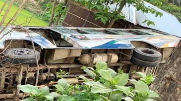 জুড়ী উপজেলায় বাস নিয়ন্ত্রণ হারিয়ে খাদে, আহত ৪০