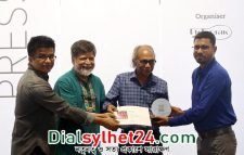 বাংলাদেশ প্রেস ফটো কনটেস্টে বিজয়ী মামুনের পুরষ্কার গ্রহন