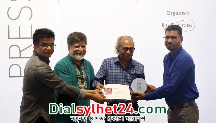 বাংলাদেশ প্রেস ফটো কনটেস্টে বিজয়ী মামুনের পুরষ্কার গ্রহন