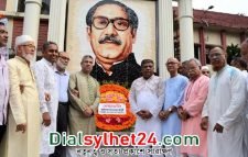 বঙ্গবন্ধুর প্রতিকৃতিতে আনোয়ারুজ্জামানের শ্রদ্ধা