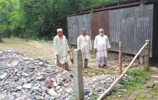 বড়লেখায় প্রবাসীদের বাড়ির প্রবেশ রাস্তার মুখে প্রতিবন্ধকতা অপসারণের নির্দেশ আদালতের