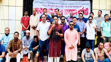 মার্কেট বন্ধ করে ব্যবসায়ীদের অবস্থান