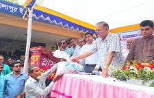 শ্রীমঙ্গলে ঝড় ও শিলাবৃষ্টিতে ক্ষতিগ্রস্থদের মাঝে চাল বিতরণ