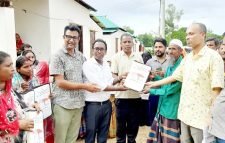 ঈদের আগে ৩৬ ভূমিহীন পরিবার পেল প্রধানমন্ত্রীর উপহার