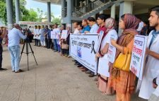 মৌলভীবাজারের চিকিৎসক নিগ্রহের বিরুদ্ধে ঘন্টাব্যাপী এ মানববন্ধন ও প্রতিবাদ সমাবেশ অনুষ্ঠিত