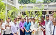 বড়লেখায় ২০০ শিক্ষার্থী পেল ৪০০ গাছের চারা