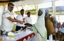 চা শ্রমিকদের জীবনমান উন্নয়ন কর্মসূচীর আওতায় অনুদান বিতরণ