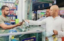 কুলাউড়ায় প্রধানমন্ত্রীর উন্নয়নের লিফলেট বিতরণ