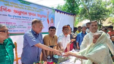 শ্রীমঙ্গলে চা শ্রমিকদের আর্থিক অনুদান প্রদান