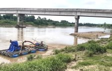 বালু উত্তোলনে ঝুঁকিতে শতকোটি টাকার সেতু: প্রভাবশালী এক ইউপি মেম্বার তোয়াক্কা না থেকে অবাধে বালু উত্তোলন