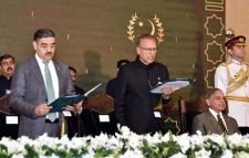 পাকিস্তানের তত্ত্বাবধায়ক সরকারের প্রধানমন্ত্রী হিসেবে শপথ নিলেন কাকার