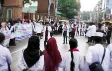 চারদফা দাবিতে সিলেটে মেডিকেল ট্রেনিং স্কুল শিক্ষার্থীদের বিক্ষোভ