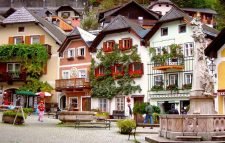 পর্যটকের ভিড়ে অতিষ্ঠ হয়ে শহরবাসীর বিক্ষোভ