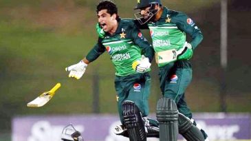 শেষ ওভারে মানকাডিং-নাটকের পর রুদ্ধশ্বাস জয় পাকিস্তানের