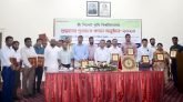 সিকৃবিতে শিক্ষক-কর্মকর্তা ও কর্মচারীদের মধ্যে শুদ্ধাচার পুরস্কার বিতরণ