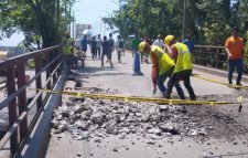 কিনব্রিজের পথ আটকেও বন্ধ করা যাচ্ছে না পথচারীদের চলাচল