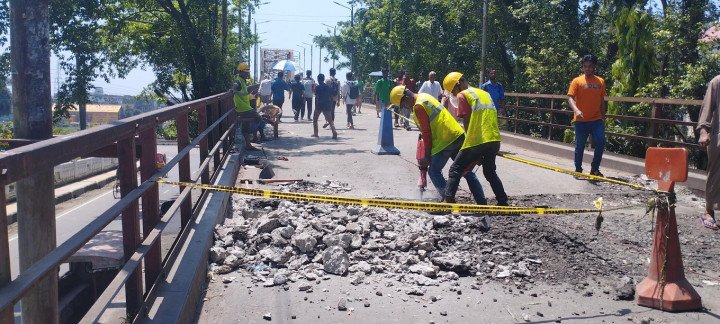 কিনব্রিজের পথ আটকেও বন্ধ করা যাচ্ছে না পথচারীদের চলাচল