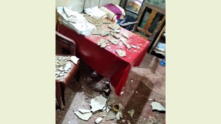 বড়লেখা আদালত ভবনের ছাদ ধসে পড়ার আশংকা : অল্পের জন্য বেঁচে গেলেন জি.আর.ও
