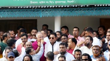 আরিফুল হকের পদোন্নতিতে মিষ্টি বিতরণ