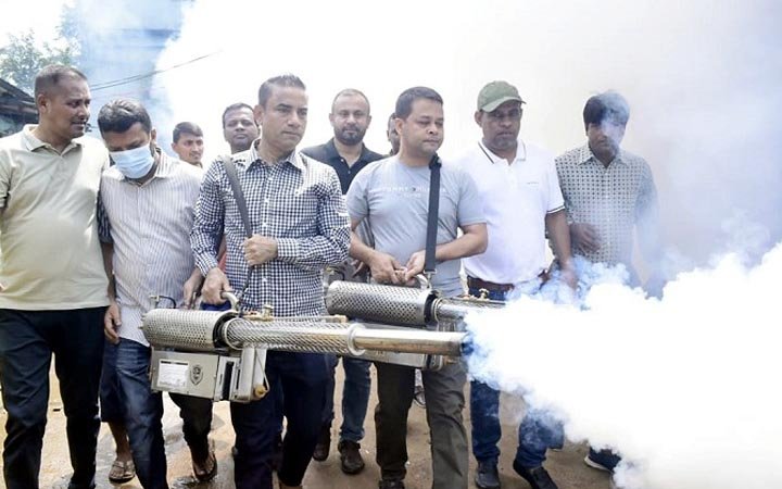 সিলেটে ডেঙ্গু প্রতিরোধে মশক নিধক ছিটাল মহানগর যুবলীগ