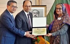 কমিউনিটি ক্লিনিকের জন্য প্রধানমন্ত্রীকে ব্রাউন ইউনিভার্সিটি’র সম্মাননা