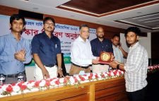 বিভিন্ন হলের শ্রেষ্ঠ ক্রীড়াবিদদের পুরষ্কৃত করলো সিকৃবি