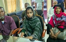 পুলিশের প্রচেষ্টায় মা-বাবার কাছে ফিরলেন সুমি