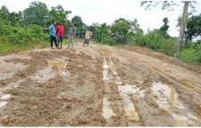 জুড়ীর ফুলতলা-বটুলী রাস্তা: ঠিকাদারের গাফিলতিতে খানাখন্দে ভরা সড়ক যেন চাষের জমি
