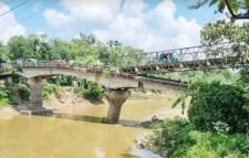 ধলাই নদীর সেতুতে ধস: কমলগঞ্জ-মৌলভীবাজার সড়কে সরাসরি যান চলাচল বন্ধ