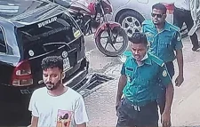 ব্যাংকের ২০ লাখ টাকা ছিনতাইয়ে দুই পুলিশ সদস্য