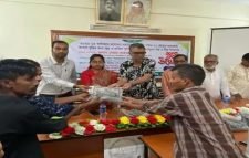 ব্রেকিং নিউজ রাজনগরে কৃষকদের বিনামূল্যে সার ও বীজ বিতরণ