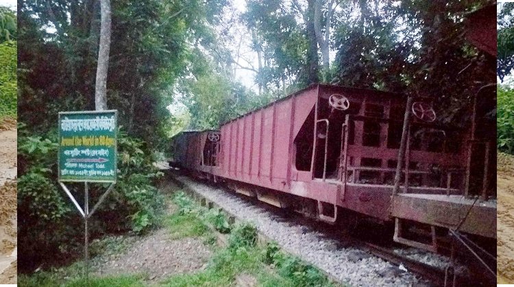 লাউয়াছড়ায় বিকল ওয়াগন সাড়ে ৩ ঘন্টা পর রেল যোগাযোগ চালু