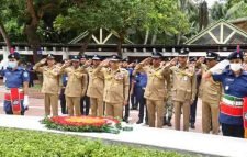 বঙ্গবন্ধুর সমাধিতে আইজিপির শ্রদ্ধা